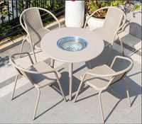 Table de salle à manger ronde en acier au carbone pour patio extérieur avec 4 chaises de patio en plastique, couleur champagne/noir en option