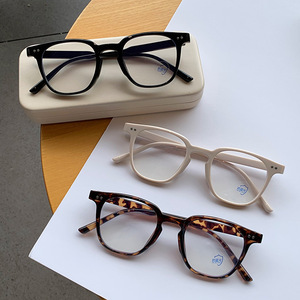 Gafas O1-6148 con Filtro de Luz Azul, Montura Cuadrada Completa Negra para Mujer, con Remaches Punteados Irregulares, Hechas en Taizhou - Product Image 5