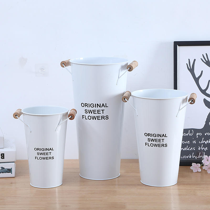 ถังด้ามไม้สีขาว