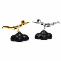 Sculpture en résine de figurine volante abstraite, plaquée or et argent, statue d'art humain, base nuage, décoration de luxe pour la maison, vente en gros OEM UE