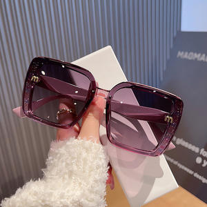 Lunettes <span class=keywords><strong>de</strong></span> <span class=keywords><strong>soleil</strong></span> carrées tendance pour femmes, montures élégantes noires <span class=keywords><strong>de</strong></span> haute qualité avec paillettes, protection UV400 anti-ultraviolet pour femmes - Product Image 3