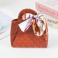 Vente en gros de boîtes à bonbons créatives pour mariage avec motif tissé, emballées avec un ruban et du cuir