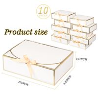 Élégante boîte cadeau pliable en kraft blanc avec dorure à chaud et nœud en ruban beige, idéale pour l'emballage de cadeaux de mariage et d'anniversaire