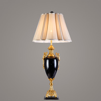 Dekorasi Seni Lampu Meja Porselen Piala dengan Bayangan Enamel Pertengahan Malam Lampu Meja Keramik Hitam dengan Pegangan Sisi Kuningan