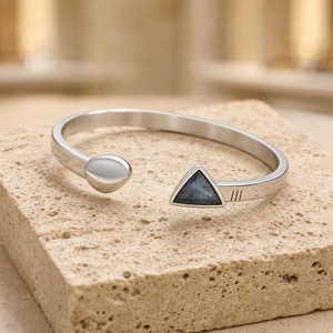 Bracelet manchette en argent sterling 925 avec labradorite, pierre précieuse naturelle triangulaire, jonc ouvert, bijoux minimalistes modernes pour femmes - Product Image 2