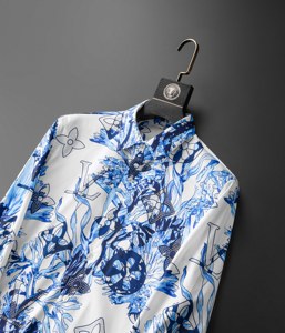 <span class=keywords><strong>Camicia</strong></span> Vintage da Uomo ODM a Maniche Lunghe con Motivo Floreale Blu e Bianco, Monogrammi e Design Elegante ad Acquerello - Product Image 5