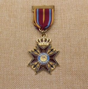 เหรียญเกียรติยศเหรียญตรามงกุฎสีทองออกแบบด้วยเชือกเส้นเล็กและหมุดตามสั่ง - Product Image 1