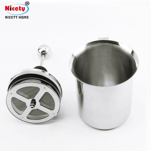 Pichet <span class=keywords><strong>mousseur</strong></span> à lait manuel en acier inoxydable de qualité alimentaire - <span class=keywords><strong>Mousseur</strong></span> à lait durable à pompe manuelle avec poignée ergonomique pour barista à domicile - Product Image 4