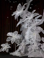 W-09 Grande fleur de pivoine géante en organza transparent brodée de dentelle blanche pour toile de fond de scène de mariage, décoration de lieu, ornement de vitrine