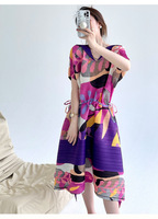 Robe plissée sur mesure style Miyake pour femme, élégante, à imprimé abstrait, avec cordon de serrage à la taille, col en V, longueur maxi, tenue de fabricant