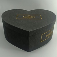 Emballage personnalisé en forme de cœur, boîte cadeau en velours avec matériaux recyclés et gaufrage pour fleurs et chocolats