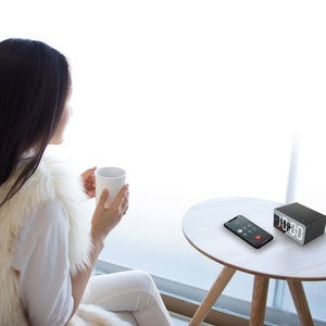 Hot bán Loại-C cổng không dây sạc điện thoại thông minh FM Đài phát thanh LED đồng hồ báo thức Gương bề mặt thời gian hiển thị không dây Bluetooth loa - Product Image 5