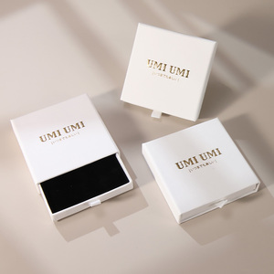 Caja de Joyería Rosa de Lujo con Logotipo Personalizado, 9x9x2.5cm, Caja de Embalaje Rígida de Cartón con Asa de Listón para Collares, Venta al Por Mayor - Product Image 1