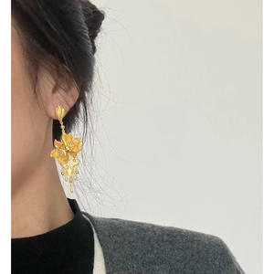 Pendientes GOODCARE de borla de loto paralelo con flor y luna doradas de estilo antiguo, lujo salvaje de alta gama para bodas - Product Image 2