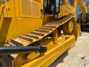 Bulldozer sur chenilles CAT D8R d'occasion à couple élevé, machine équipée d'un ripper pour le compactage des fondations routières et le stockage de terre - Product Image 4