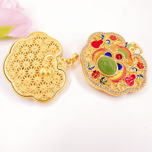 Pendentif traditionnel plaqué or en forme de cadenas de la paix avec incrustation imitation jade, design ajouré, pour collier DIY, breloque de bijoux unisexe - Product Image 2