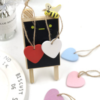 Petits coeurs en bois peints simples formes artisanales copeaux de bois colorés message de noël étiquettes cadeaux signes artisanat suspendu