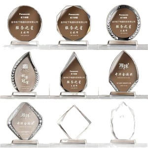 Trofeo de Cristal Transparente Personalizado Grabado en Blanco para Empleados Destacados, Eventos Empresariales, Regalos de Aniversario - Product Image 3