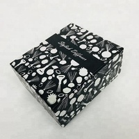 Boîte cadeau rigide carrée de luxe en matériaux recyclés imprimés avec revêtement UV et gaufrage