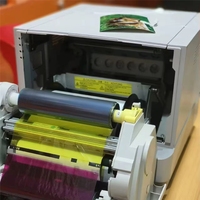 Stand Printer DNP RX1HS Laris Manis dengan Baki Foto Desain Karton Putih Hitam untuk Perangkat Kamera SLR Fungsi Pencetakan
