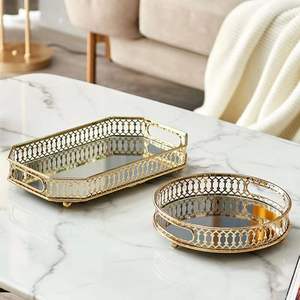 Silbernes Metall-Einzeltablett für Zuhause, Wohnzimmer, geschnitztes dekoratives Spiegeltablett mit Goldfinish für Badezimmer, Getränke, Parfüm und Kerzenpräsentation - Product Image 2