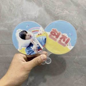 Mini-ventilateurs Kpop personnalisés en plastique transparent double face 10*14cm – Éventail à main mignon avec faible MOQ – Articles en plastique - Product Image 6