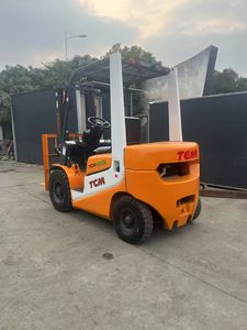 Chariot élévateur TCM 2 tonnes d'occasion à bas prix Isuzu power Livraison de mât à 2/3 étages disponible - Product Image 3