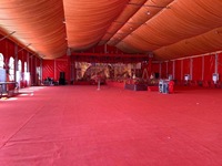Cadre en aluminium Double revêtement en PVC Mur ignifuge imperméable 300 places Fête de mariage en plein air Fête funéraire Tente de réception