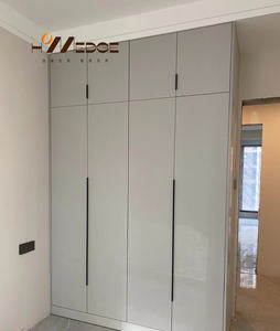 Robuster, umwelt freundlicher, moderner, freistehender Schlafzimmer schrank aus weißem Glanz aus Holz mit verstellbaren Regalen und Metall griffen - Product Image 3