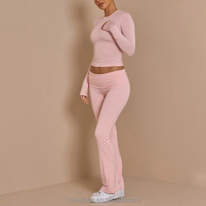 Conjunto de <span class=keywords><strong>2</strong></span> piezas de ropa de dormir con logotipo personalizado, conjunto básico de pantalones de yoga acampanados y Top corto de manga larga Rosa liso para mujer de talla grande - Product Image 2