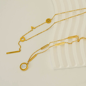 قلادة نسائية عصرية من الفولاذ المقاوم للصدأ بتصميم رياضي غير متماثل مع حرف مرصع بالألماس، أسلوب أوروبي أمريكي - Product Image 1