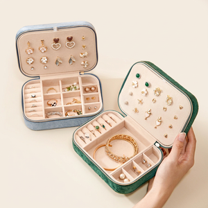 กล่องใส่เครื่องประดับกำมะหยี่แบบพกพา สั่งทำโลโก้ได้ รับผลิตแบบ OEM ODM - Product Image 1