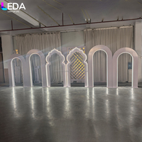 Panel Latar Belakang Lampu LED Bergelombang Putih LEDA dengan Lengkungan Pintu untuk Dekorasi Panggung Pernikahan dan Acara Pesta
