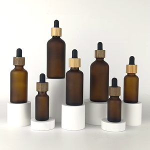 Botella de Vidrio Ámbar Esmerilado de 10 ml, 15 ml, 30 ml, 50 ml, 100 ml para Aceites Esenciales y Cosméticos con Gotero de Bambú y Tapa de Madera Marrón Oscuro - Product Image 1