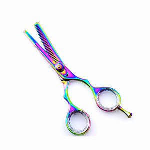 กรรไกรตัดผมมืออาชีพ สแตนเลสสตีล พร้อมแหวนยางยึดสกรูและที่พักนิ้ว สำหรับใช้ในร้านเสริมสวย - Product Image 6