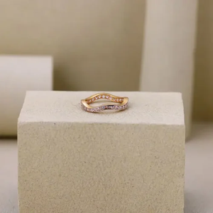 Bague Virelle Wave en or 18 carats, design ondulé, pour femme, bijoux élégants et luxueux, cadeau d'anniversaire de mariage - Product Image 3