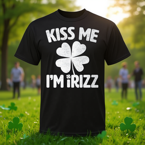 Camiseta Kiss Me I'm IRizz Premium con diseño de trébol para el Día de San Patricio - Product Image 3
