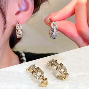 Orecchini a Cerchio Intrecciati per Donne, Orecchini Minimalisti a Catena, Gioielli alla Moda per Ufficio e Uso Quotidiano, Vendita all'Ingrosso - Product Image 1