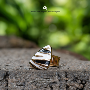 Anillo de Acero Inoxidable con Baño de Oro PVD, Diseño de Esmalte Blanco y Negro, Joyería de Diseño - Product Image 3