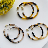 Boucles d'oreilles créoles en acrylique faites à la main en acétate de résine écaille de tortue légères et colorées avec poteau en argent