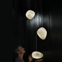 Magasin de vêtements design escalier long lustre suspendu en fil de fer lampe de salon chambre à coucher lit lustre en pierre d'albâtre moderne