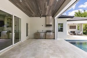 Dalles de sol extérieures en pierre naturelle UnionStone, pierre calcaire beige Myra, finition polie, pour villa, piscine - Product Image 4