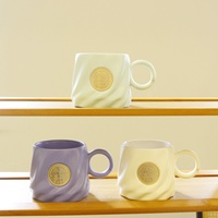 Mug en céramique LEXI avec médaillon doré, anse annulaire ronde, corps ondulé, trois tons pastel, vente en gros, pour la maison, le café, le bureau, le thé, cadeau, décoration