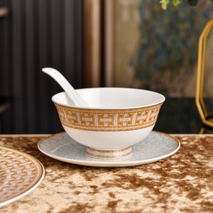 ชุดอาหารค่ำพอร์ซเลนลายนูนแบบกรีกคีย์และเหรียญตราสัญลักษณ์สีทองหรูหรา 36 ชิ้น พร้อมกล่องของขวัญหนังพรีเมียม - Product Image 4