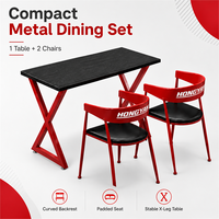 Ensemble de salle à manger Red Bistro avec 2 chaises à dossier logo et table rectangulaire aspect bois noir pour cafés, restaurants et snack-bars