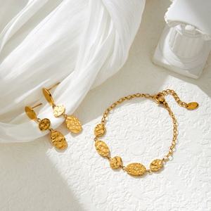 Modernos Conjuntos de Joyería de Acero Inoxidable Hipoalergénico con Baño de Oro PVD de 14k y 18k, Antideslustre, para Mujer (Pendientes y Pulsera) - Product Image 1