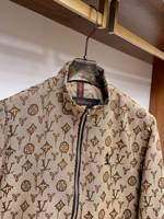 Luxuriöse Alltags-Oberbekleidung Ikonischer Beschichteter Canvas-Mantel mit Lederbesatz Zeitlose Bedruckte Monogramm-Jacke für Herren