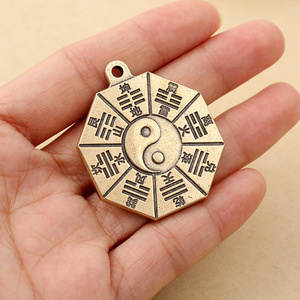 Colgante de latón Bagua Feng Shui de 40 mm x 35 mm, amuleto para llavero de coche, estilo retro - Product Image 4