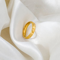 Fenny Hochwertiger 18K Vergoldeter Wasserdichter Modischer Gehämmerter Gerillter Bandring aus Edelstahl Großhandel Schmuck