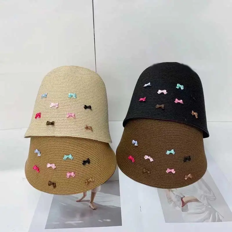 قبعة صيفية مصممة للسيدات للبيع بالجملة من ورق القش منسوجة من ورق بنما قبعات شمسية للشاطئ مع أربطة ملونة